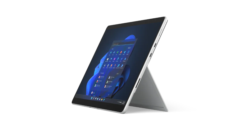 Das Surface Pro 8 aus einer seitlichen Perspektive in Platin mit aufgeklapptem Kickstand