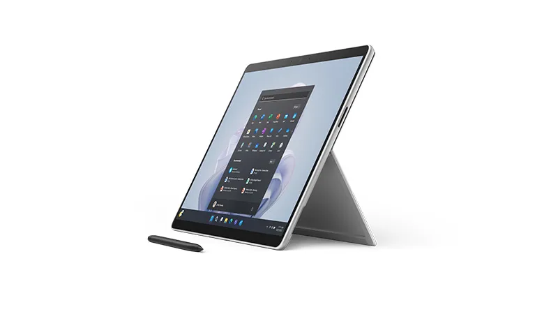 Une Surface Pro 9 en platine vue de côté