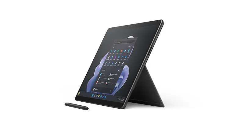 Ein Surface Pro 9 in Schwarz von der Seite