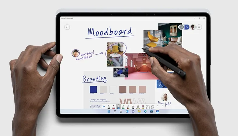 Surface Slim Pen 2 mit taktilen Signalen  Eine Person arbeitet mit einem Surface Slim Pen 2 in der Microsoft Whiteboard App
