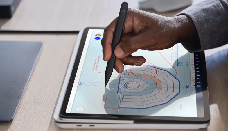 Surface Slim Pen 2 für kreative Aufgaben Eine Person arbeitet mit dem Surface Slim Pen 2 auf dem Surface Laptop Studio