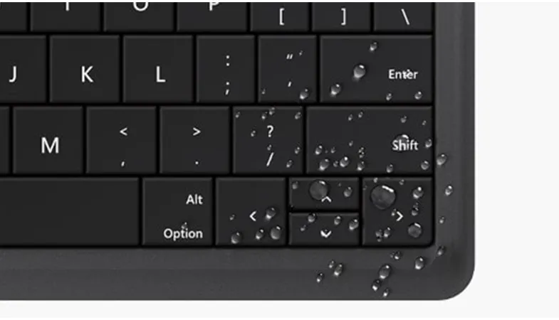 Eine Detailansicht des Microsoft Universal Foldable Keyboards mit Wasserspritzern 