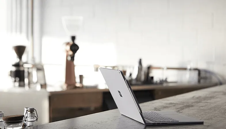 Der Surface Laptop steht auf einem Tisch
