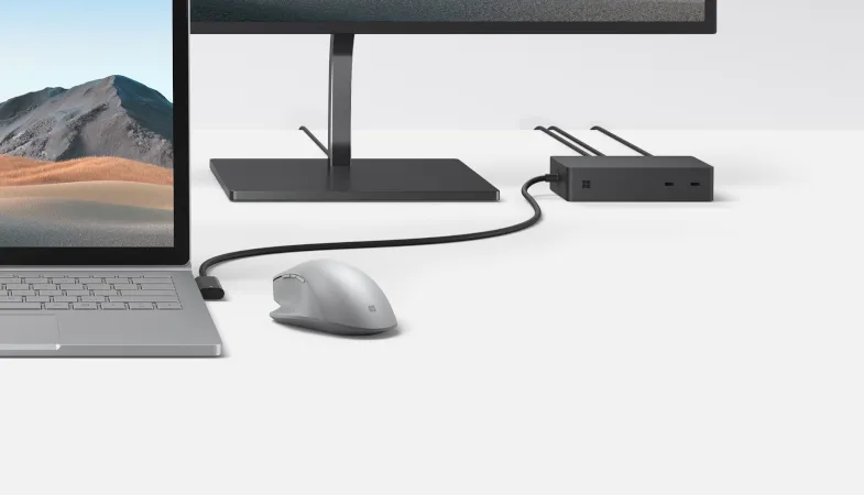 Das Surface Dock 2 ist angeschlossen an ein Surface Book 3 und einen weiteren Bildschirm