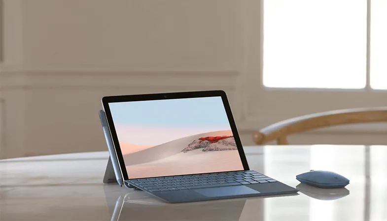 Ein moderner Arbeitsplatz mit Surface Go, Type Cover und weiterem Zubehör