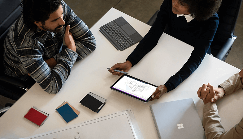 Un groupe travaille avec la Surface Go et le Type Cover sur un projet