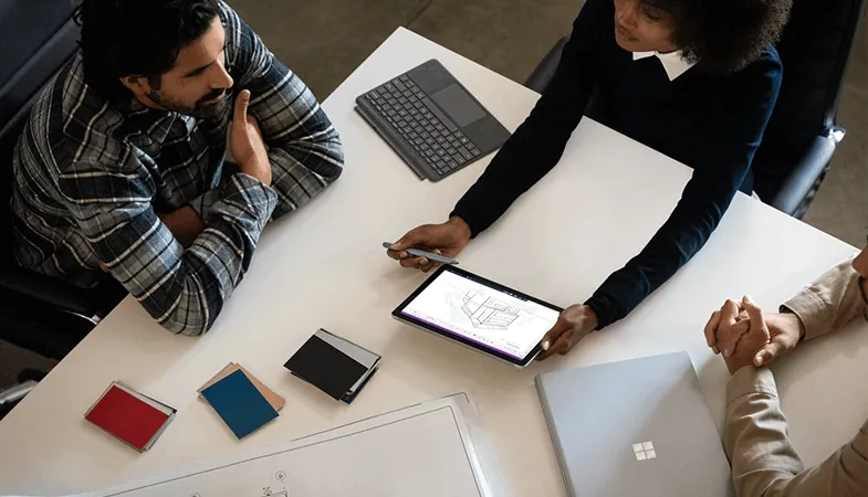 Eine Gruppe arbeitet mit dem Surface Go und Type Cover an einem Projekt